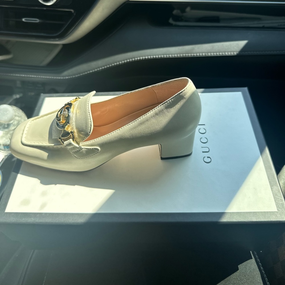 Gucci Interlocking G White Loafer Pumps Size 36
100% authentic